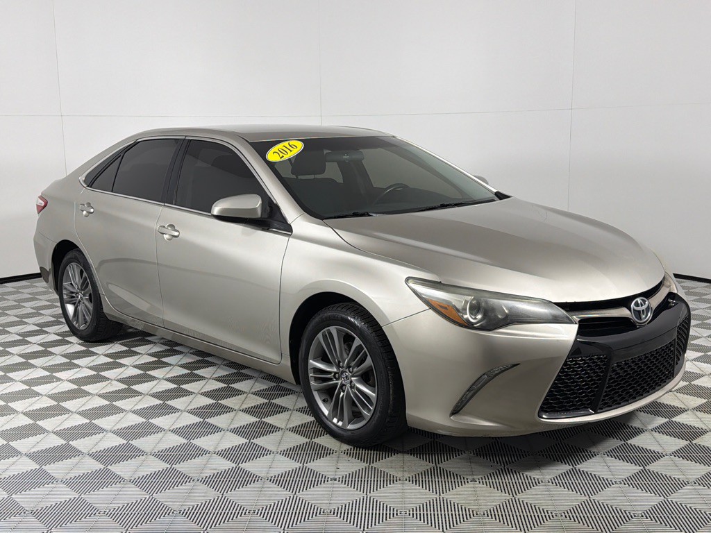 2016 Toyota Camry Image 2