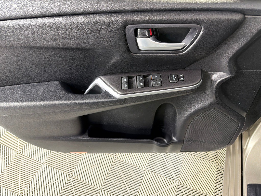 2016 Toyota Camry Image 10