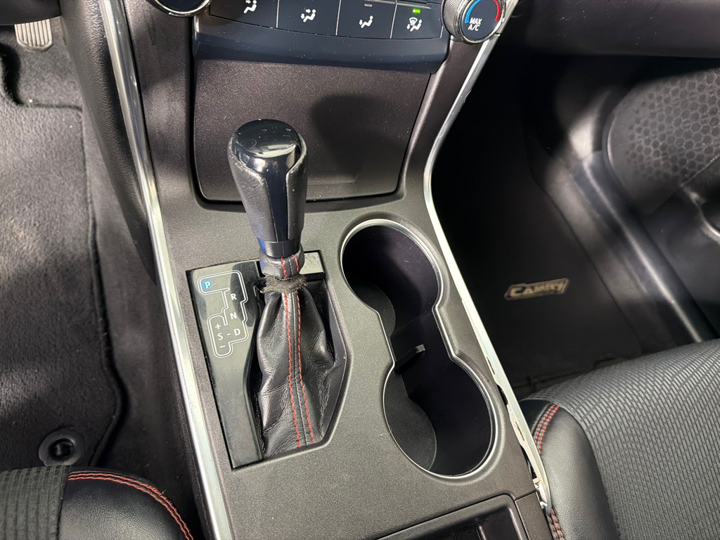 2016 Toyota Camry Image 17