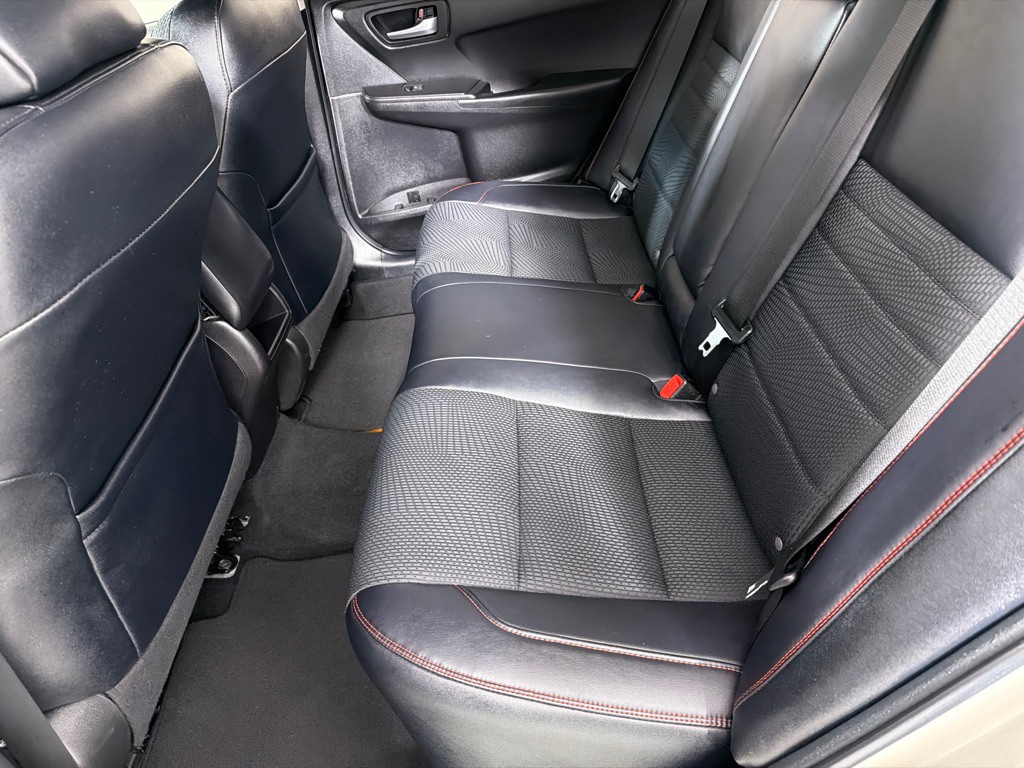 2016 Toyota Camry Image 18