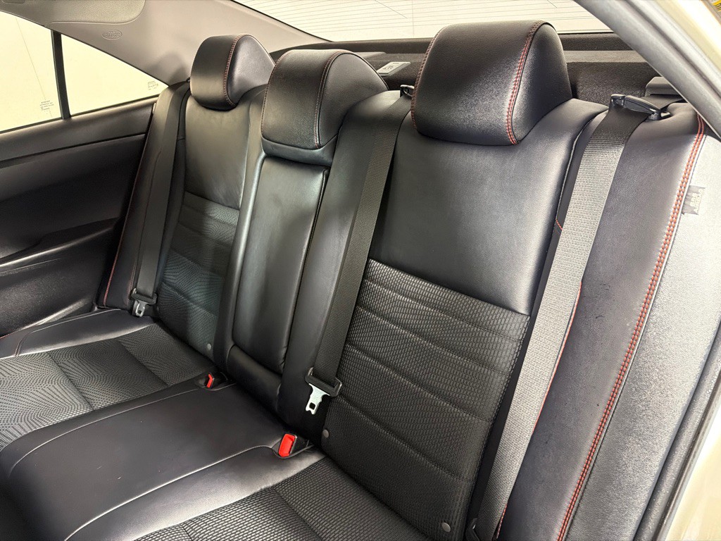 2016 Toyota Camry Image 19