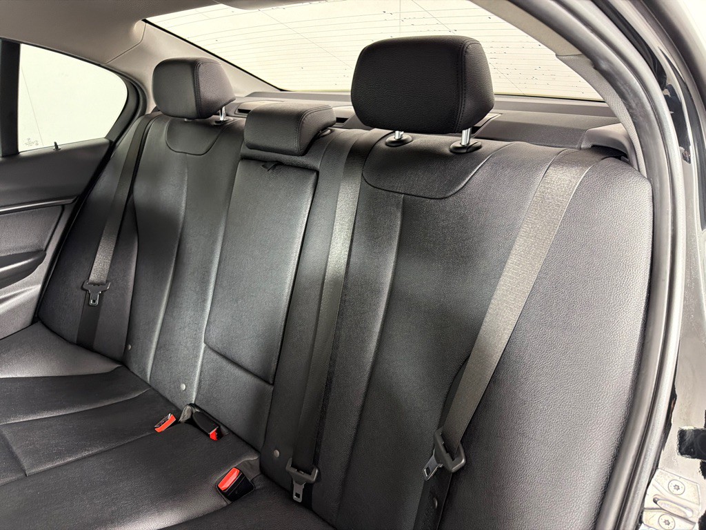 2018 BMW 3 Series Image 21