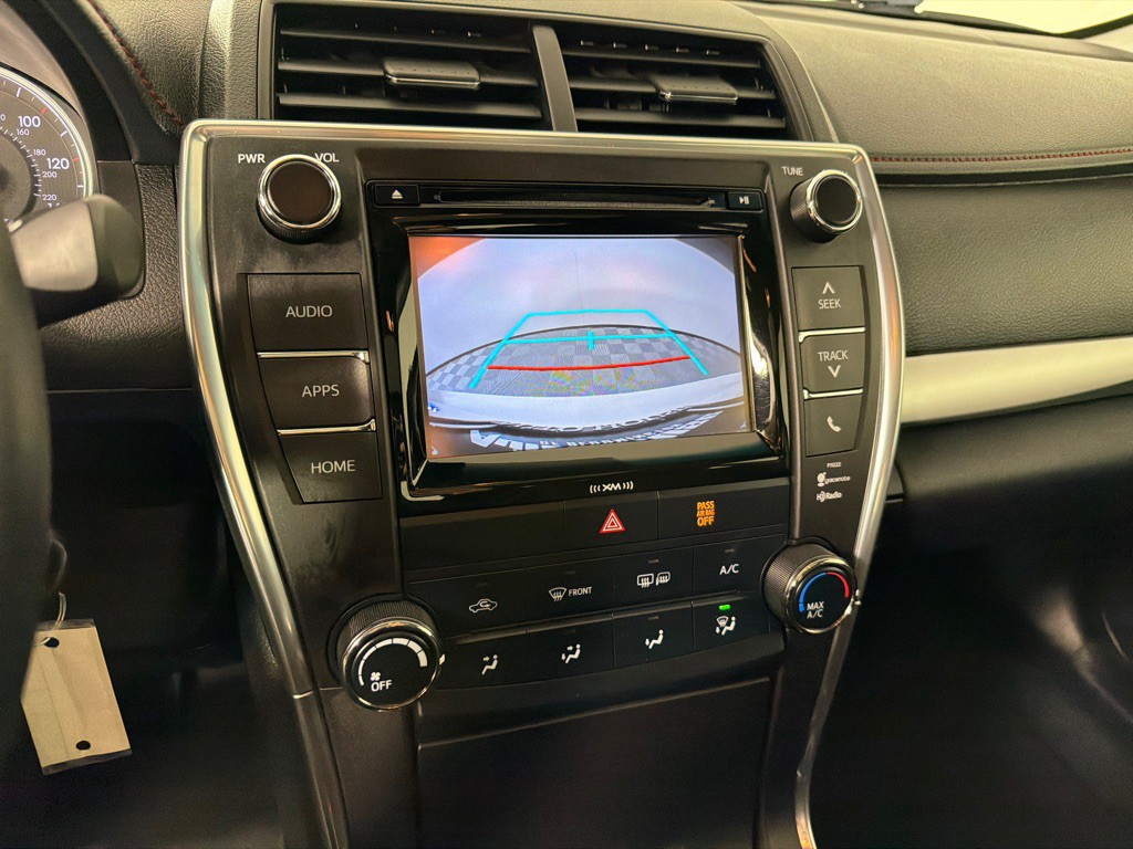 2016 Toyota Camry Image 18