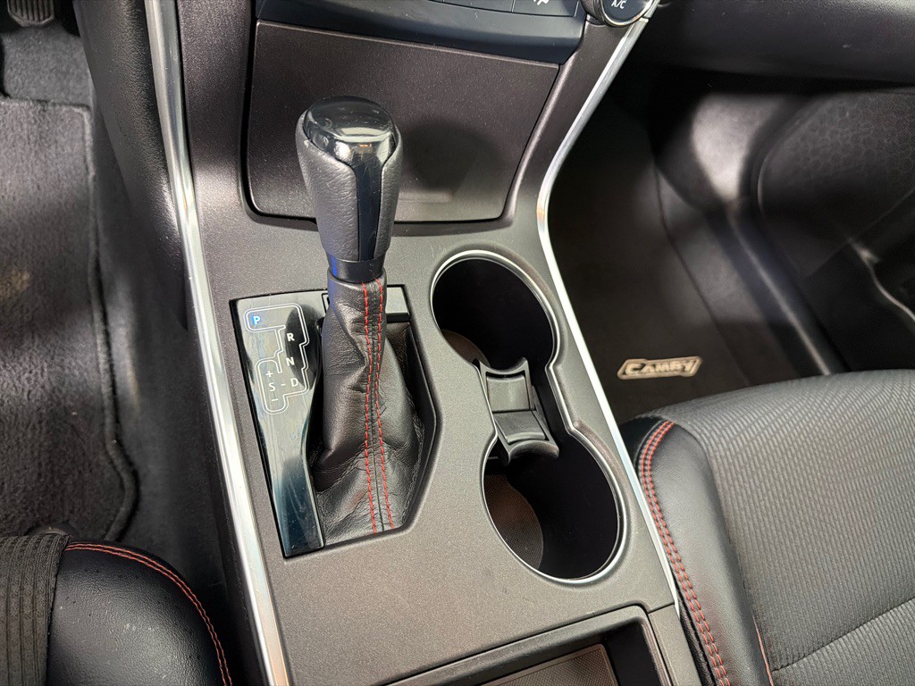 2016 Toyota Camry Image 19