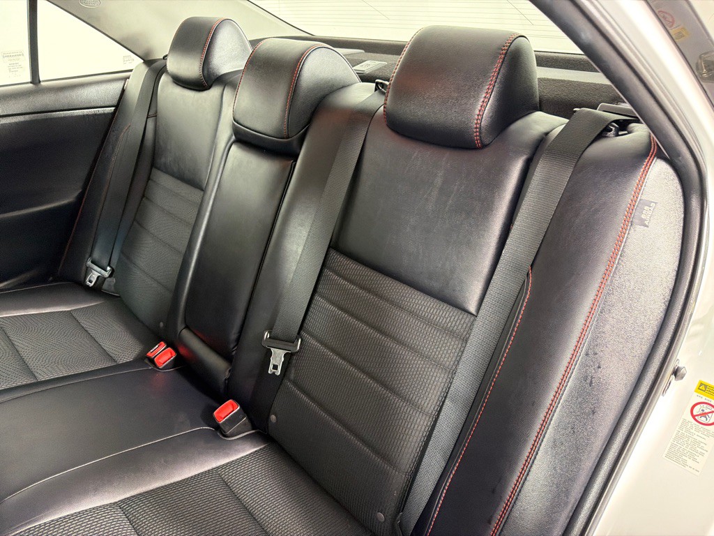 2016 Toyota Camry Image 21