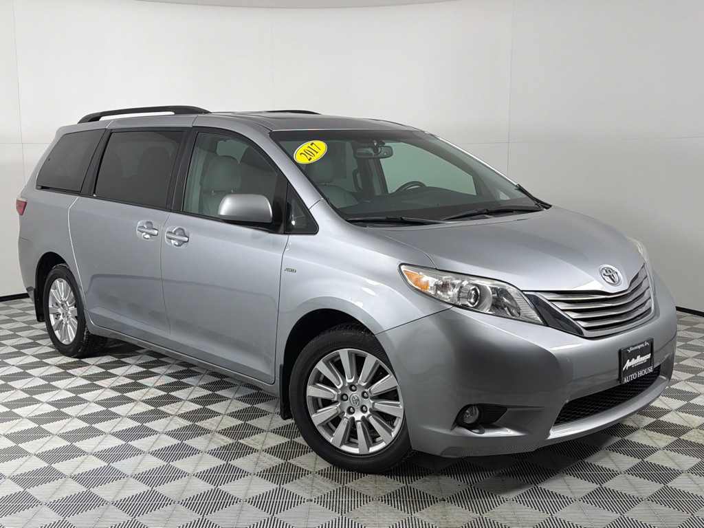 2017 Toyota Sienna Image 2