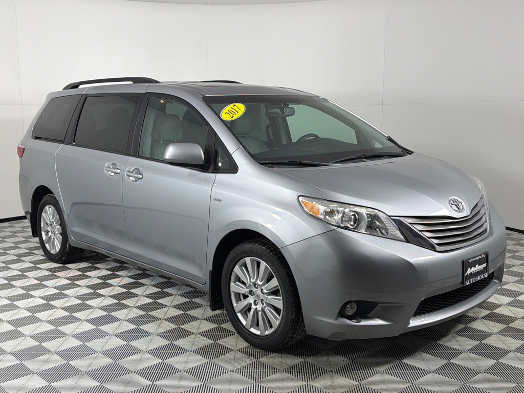 2017 Toyota Sienna Image 3