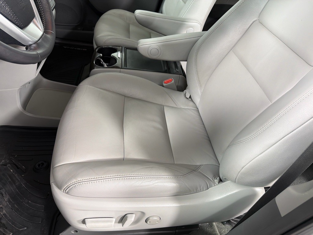 2017 Toyota Sienna Image 12