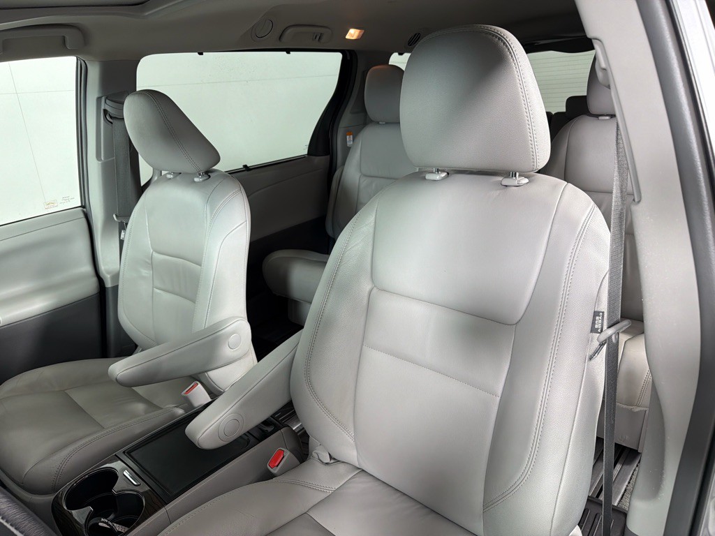 2017 Toyota Sienna Image 13