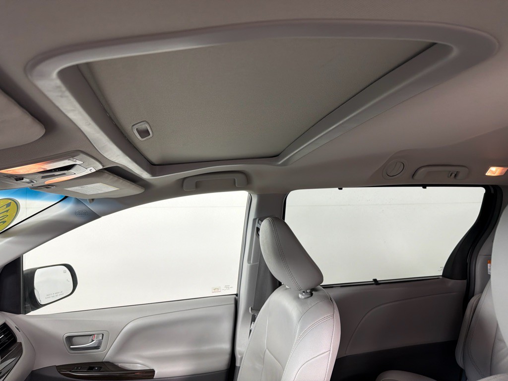 2017 Toyota Sienna Image 14