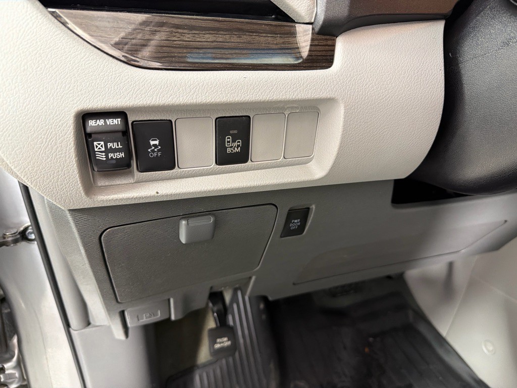 2017 Toyota Sienna Image 15