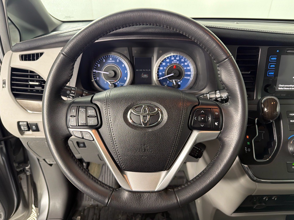 2017 Toyota Sienna Image 16