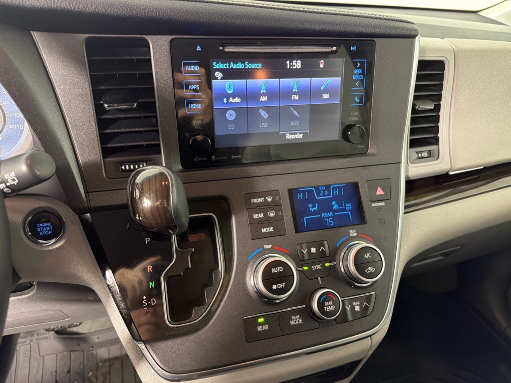 2017 Toyota Sienna Image 17