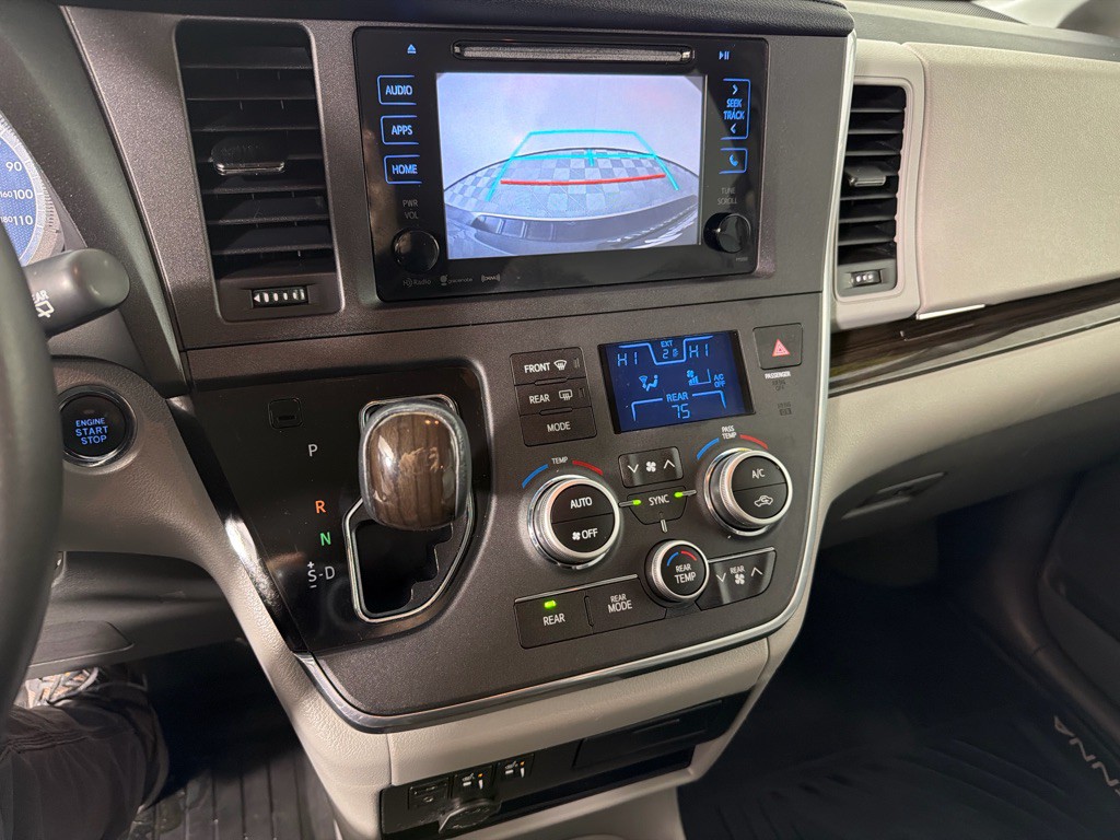 2017 Toyota Sienna Image 18