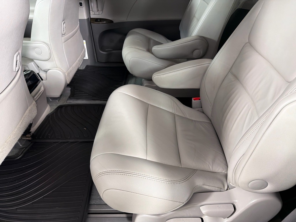 2017 Toyota Sienna Image 19