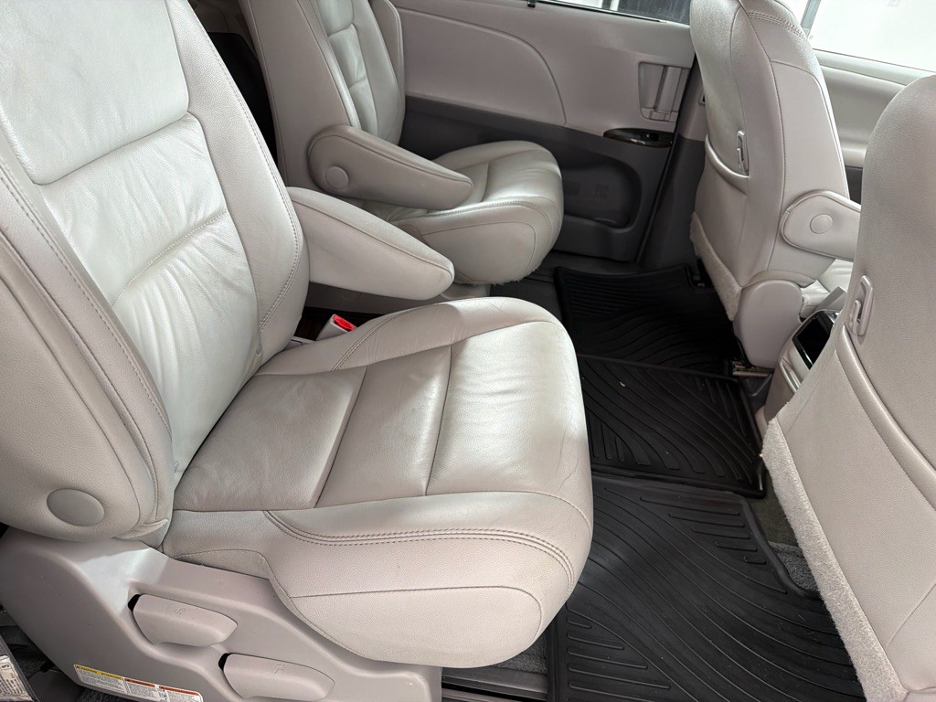 2017 Toyota Sienna Image 23