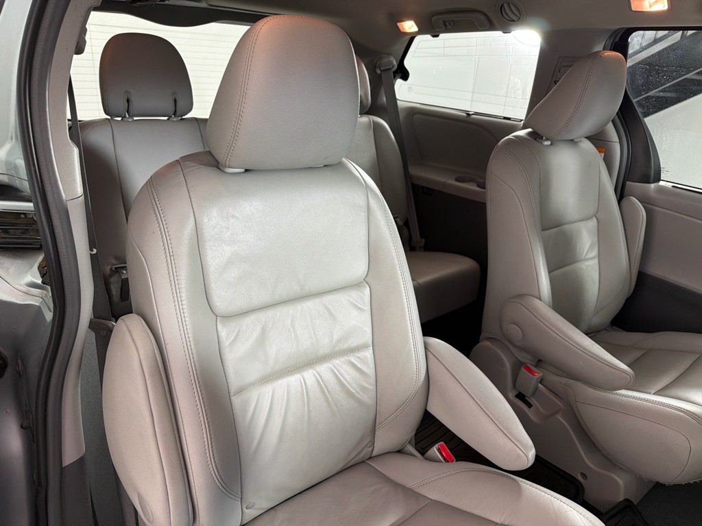 2017 Toyota Sienna Image 24