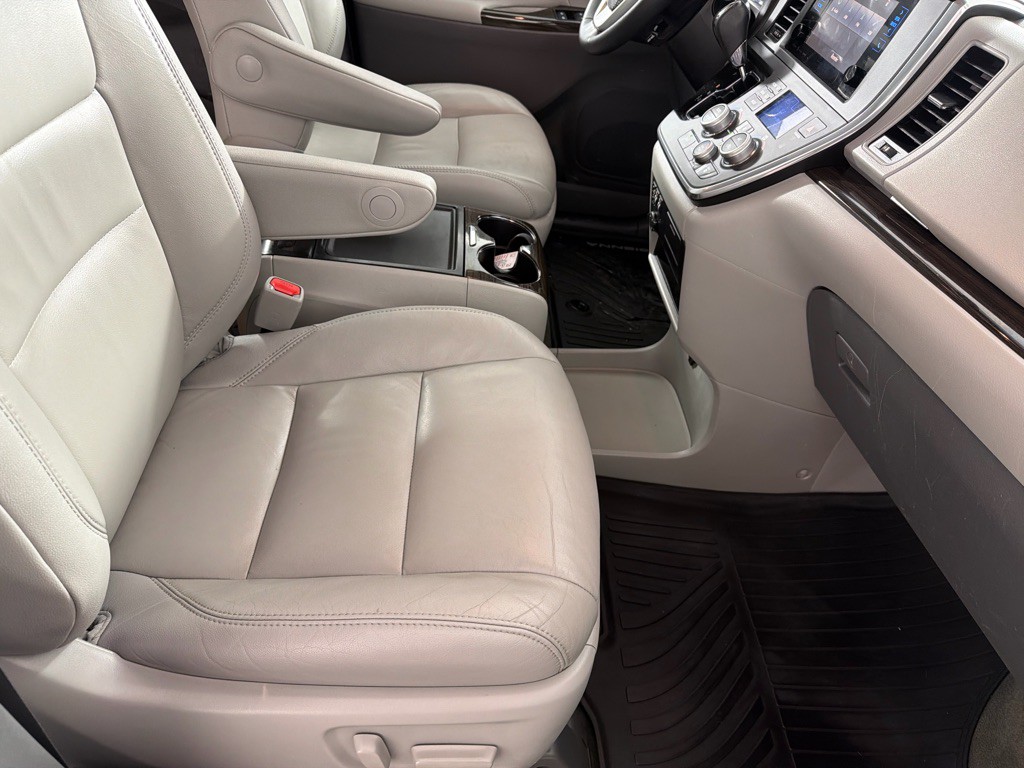 2017 Toyota Sienna Image 25