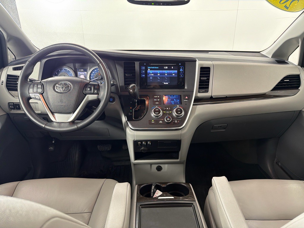 2017 Toyota Sienna Image 27
