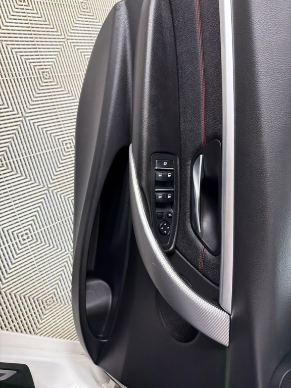 2018 BMW 3 Series Image 11