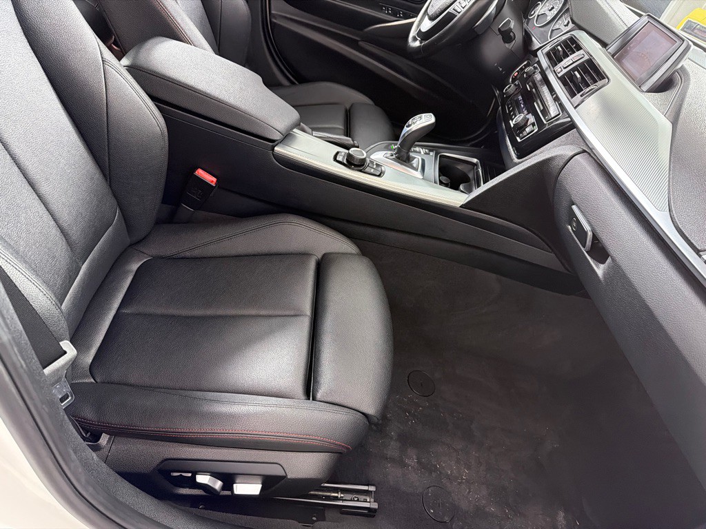 2018 BMW 3 Series Image 23