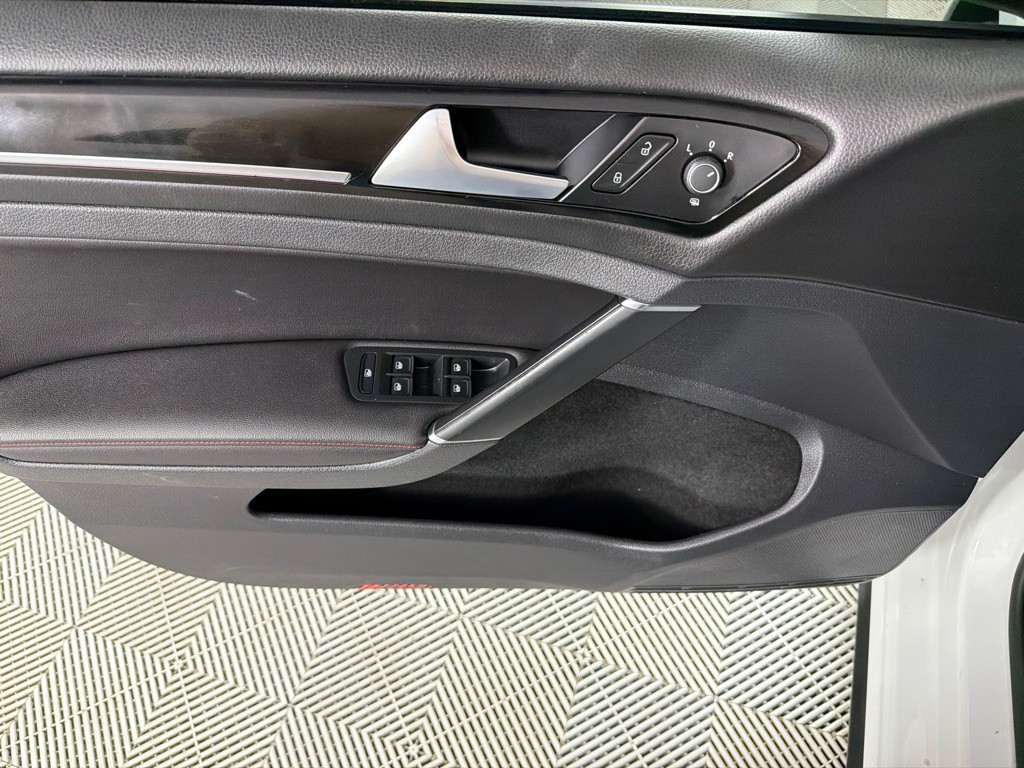 2016 Volkswagen GTI Image 10