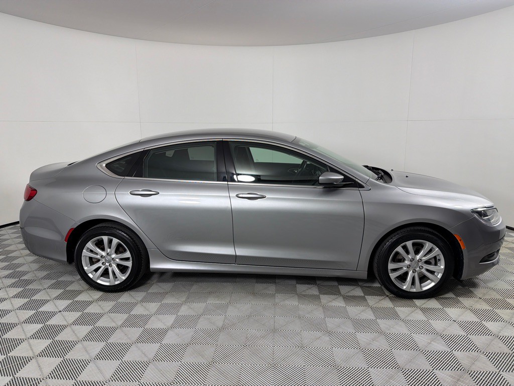 2016 Chrysler 200 Image 4