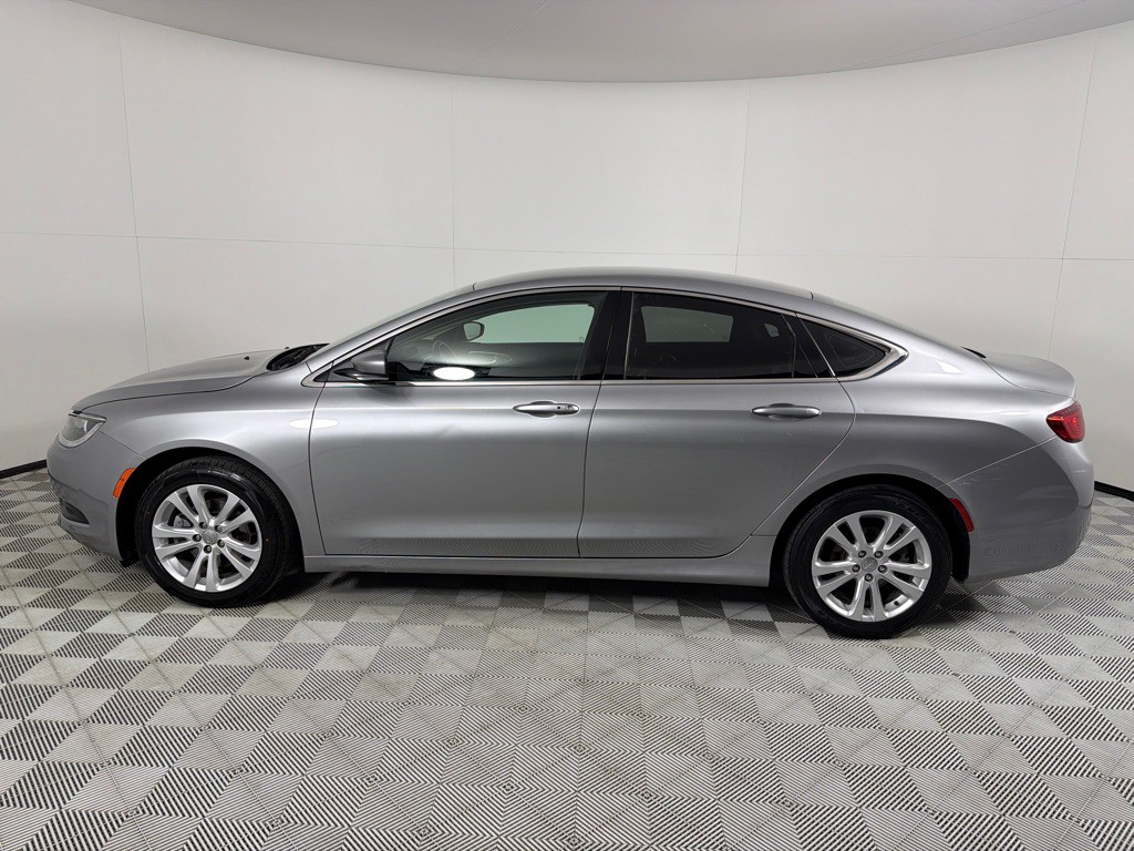 2016 Chrysler 200 Image 8