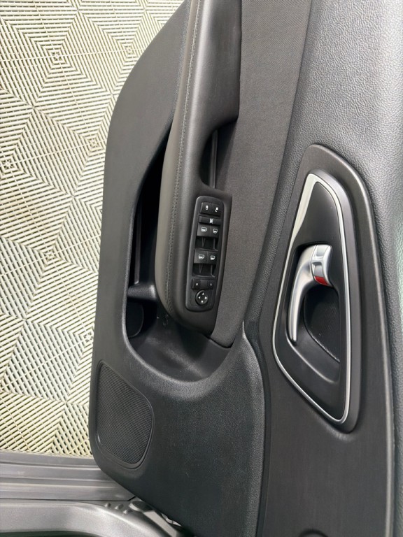 2016 Chrysler 200 Image 11