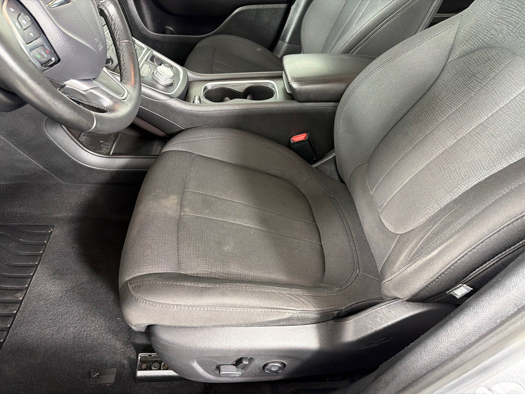 2016 Chrysler 200 Image 12