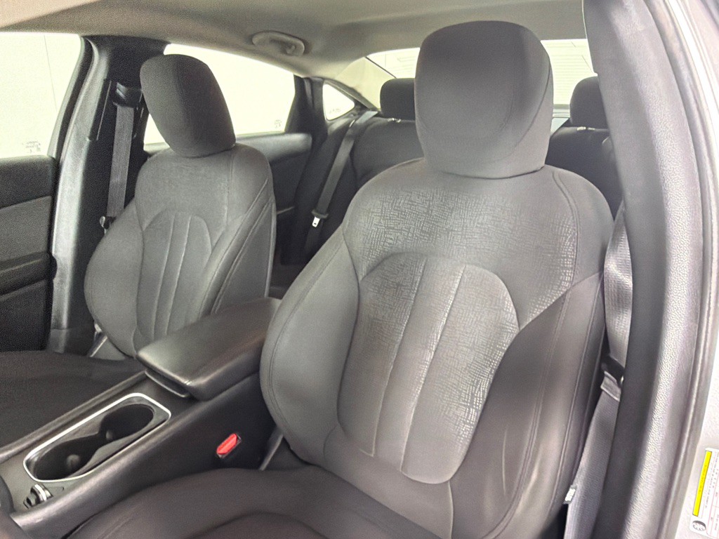 2016 Chrysler 200 Image 13