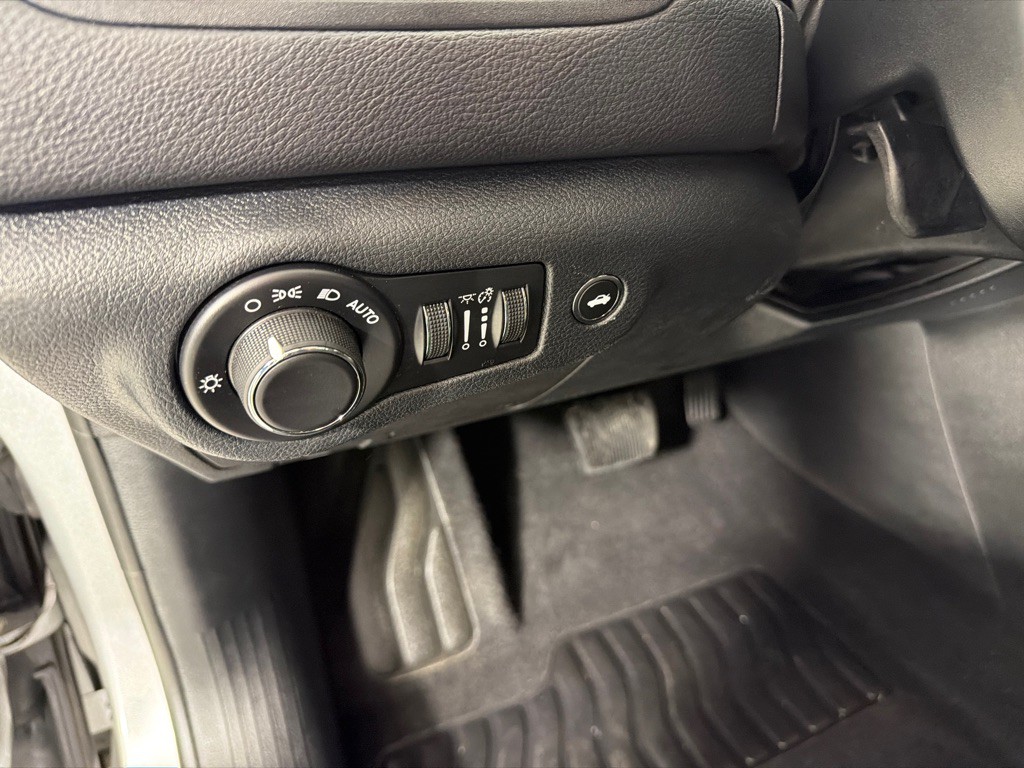 2016 Chrysler 200 Image 14