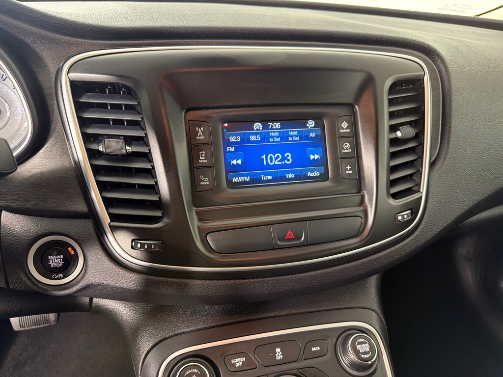 2016 Chrysler 200 Image 16