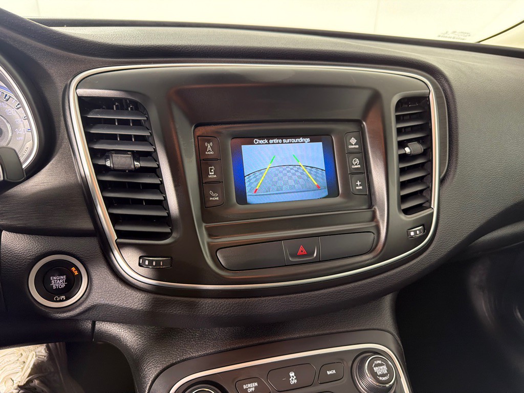 2016 Chrysler 200 Image 17