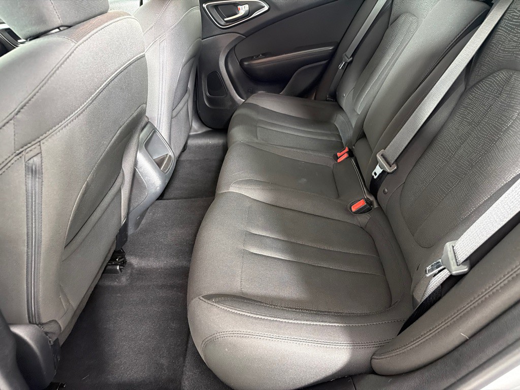 2016 Chrysler 200 Image 19