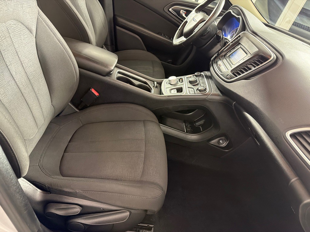 2016 Chrysler 200 Image 23