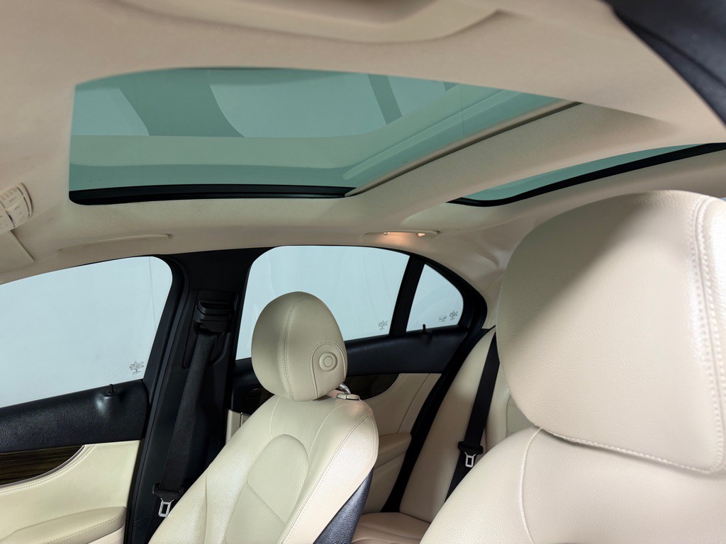 2016 Mercedes-Benz C-Class Image 14