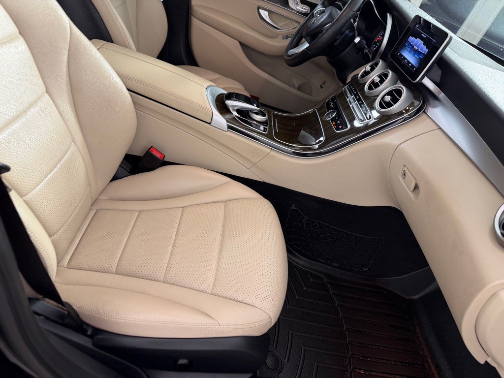 2016 Mercedes-Benz C-Class Image 24