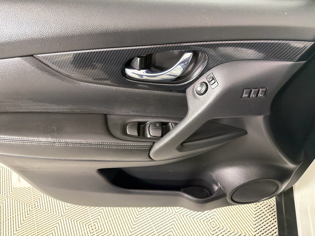 2017 Nissan Rogue Image 11