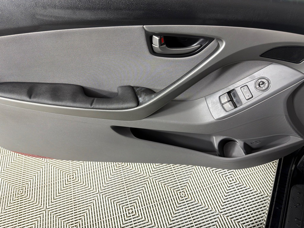 2013 Hyundai Elantra Image 8