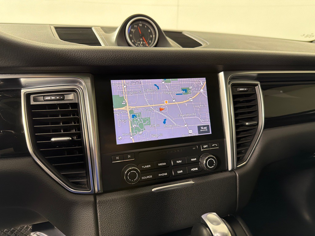 2018 Porsche Macan Image 19