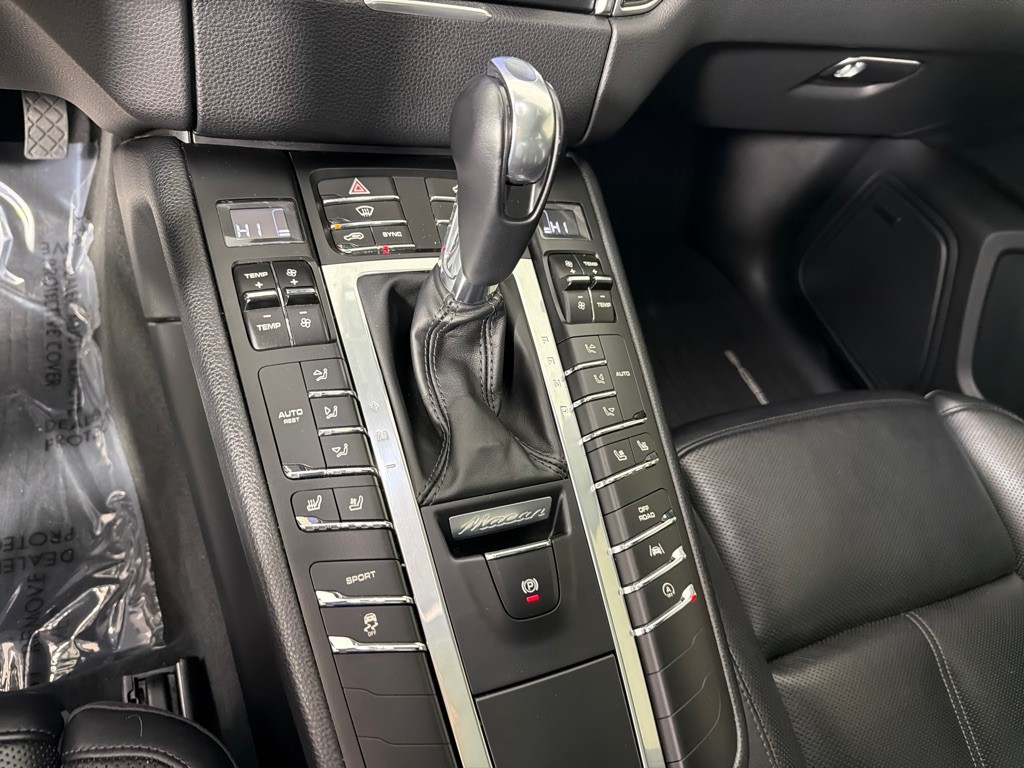 2018 Porsche Macan Image 21