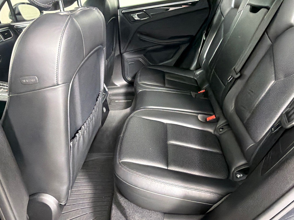 2018 Porsche Macan Image 22