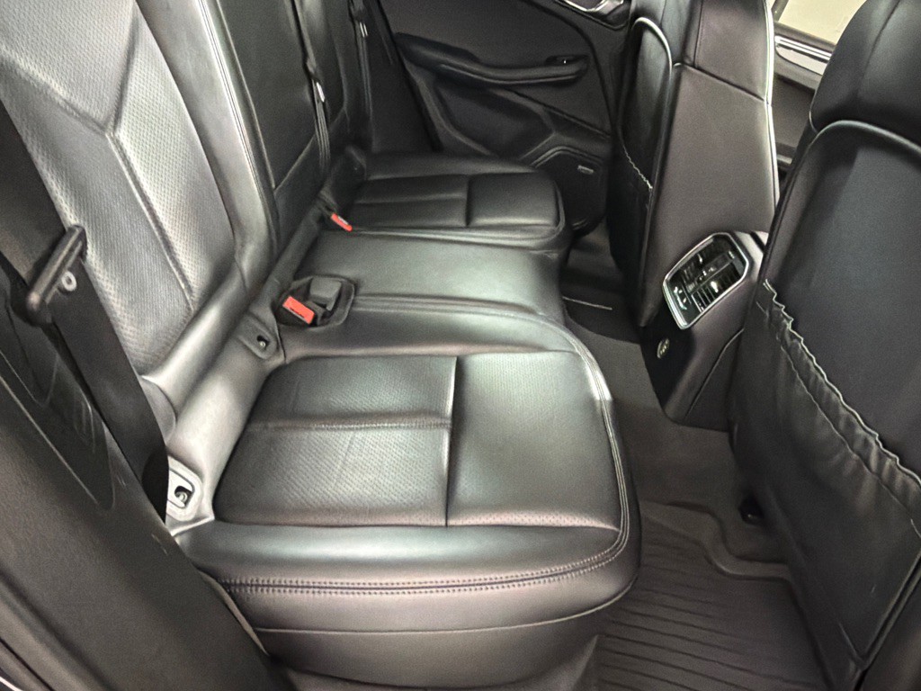 2018 Porsche Macan Image 25