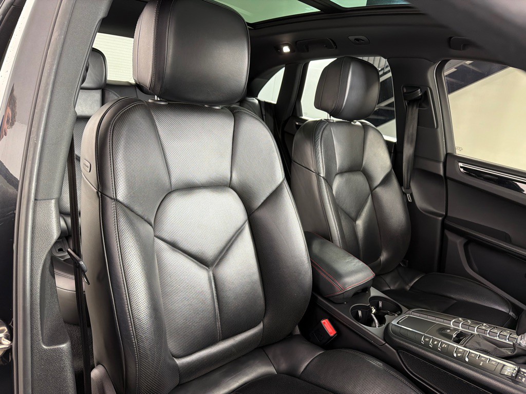 2018 Porsche Macan Image 28