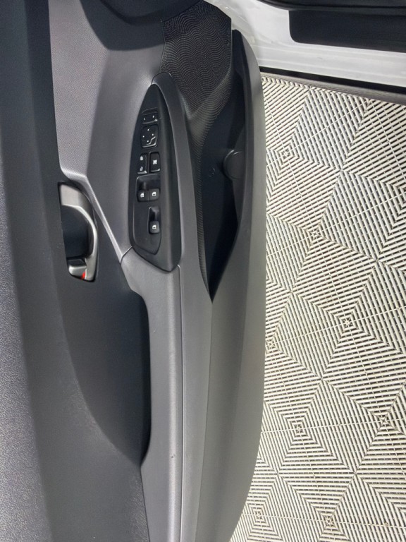 2020 Hyundai Veloster Image 11