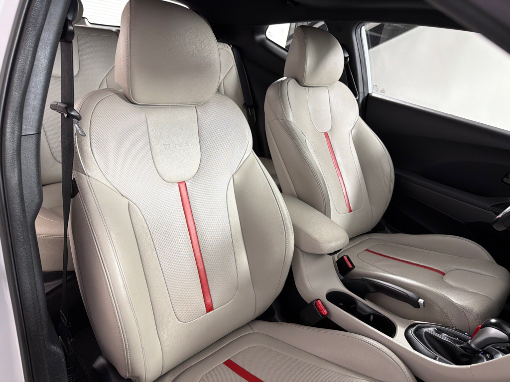 2020 Hyundai Veloster Image 24