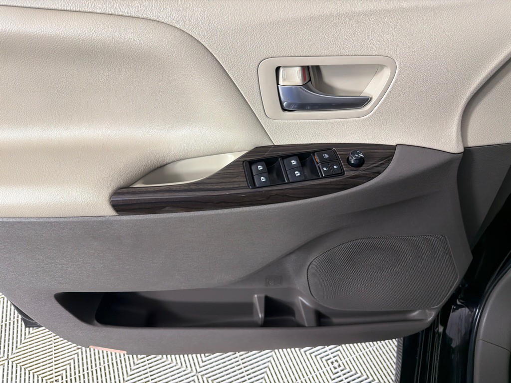 2018 Toyota Sienna Image 11