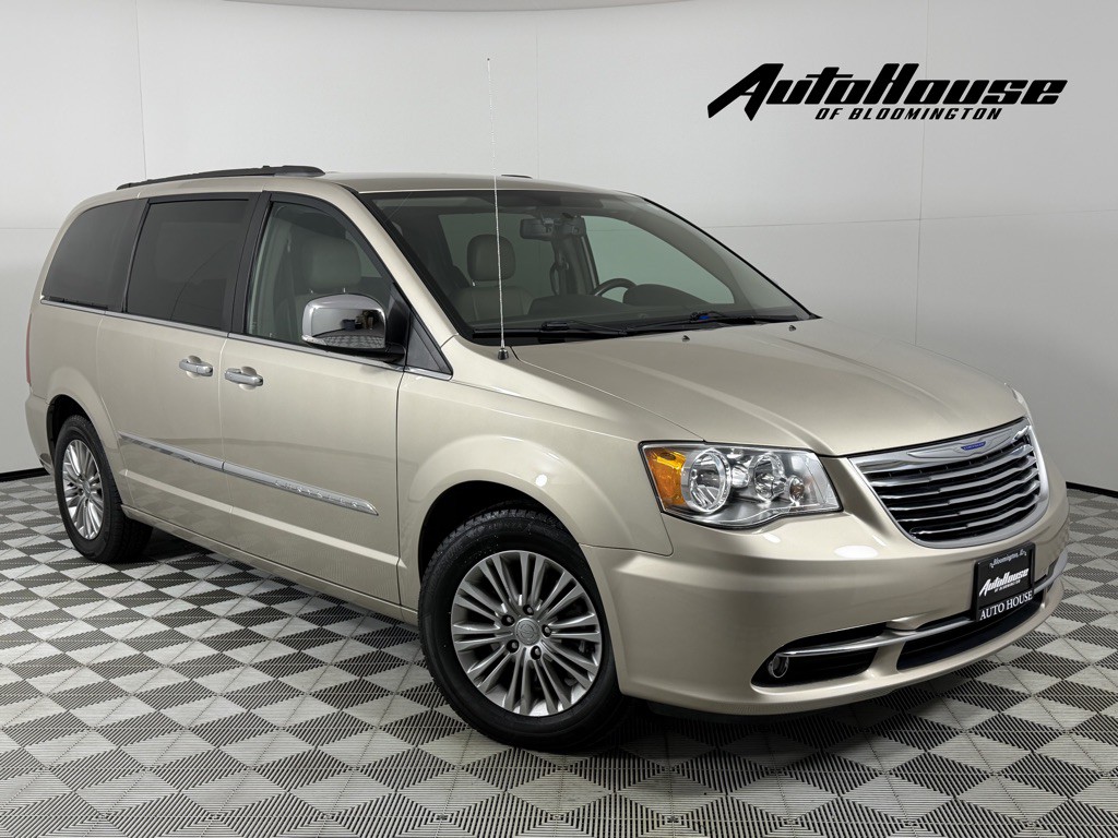 2015 Chrysler Town & Country Image 1