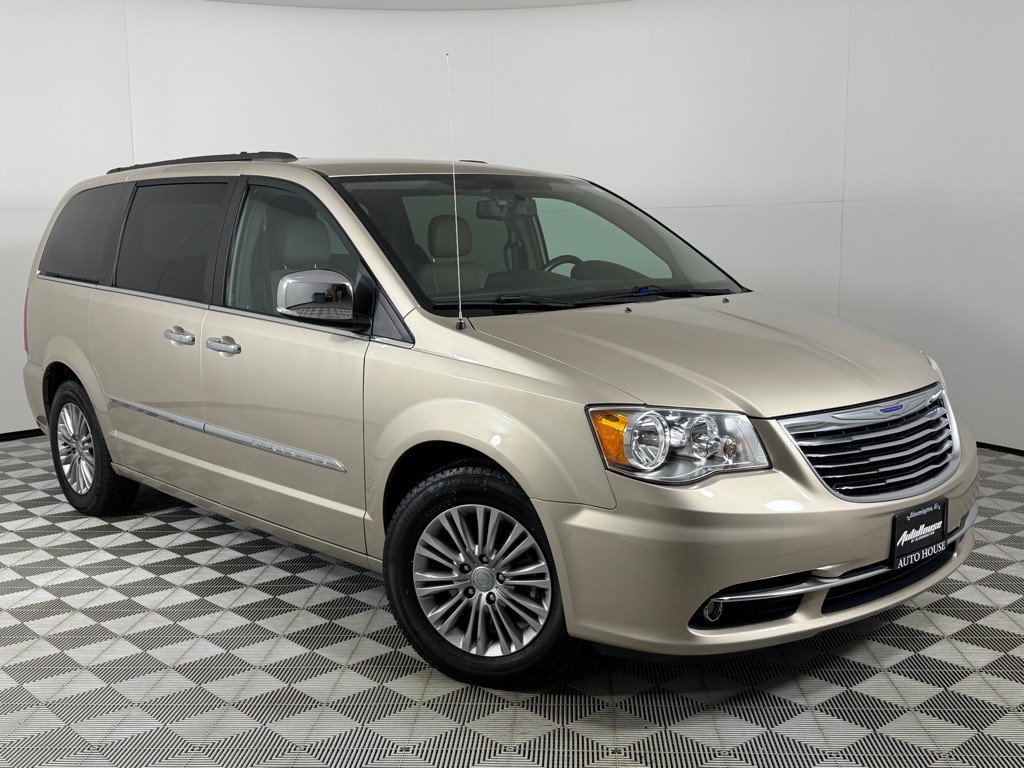 2015 Chrysler Town & Country Image 2